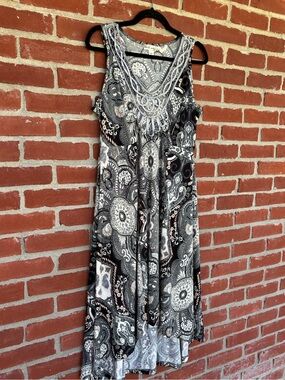 Bobo Black & White Paisley Sleeveless Midi Dress